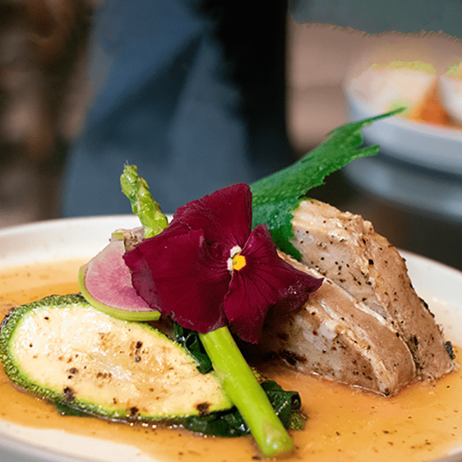 platillo atún sellado con salsa de naranja